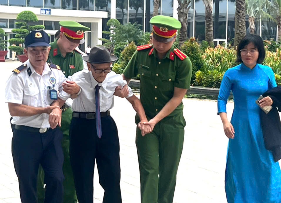 Công an phường Thuỷ Nguyên phối hợp bảo vệ thành công Lễ trao Huy hiệu Đảng cho các đảng viên lão thành